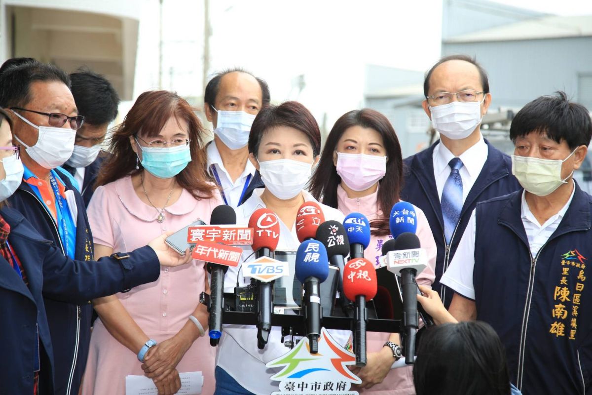 ▲敦睦艦隊磐石軍艦召回官兵集合地點，台中市傳出再增一處，烏日東園國小大門集合，市長盧秀燕往視察表示，痛批軍方像「種子一樣全國到處撒」。 (圖／柳榮俊攝2020.4.22)