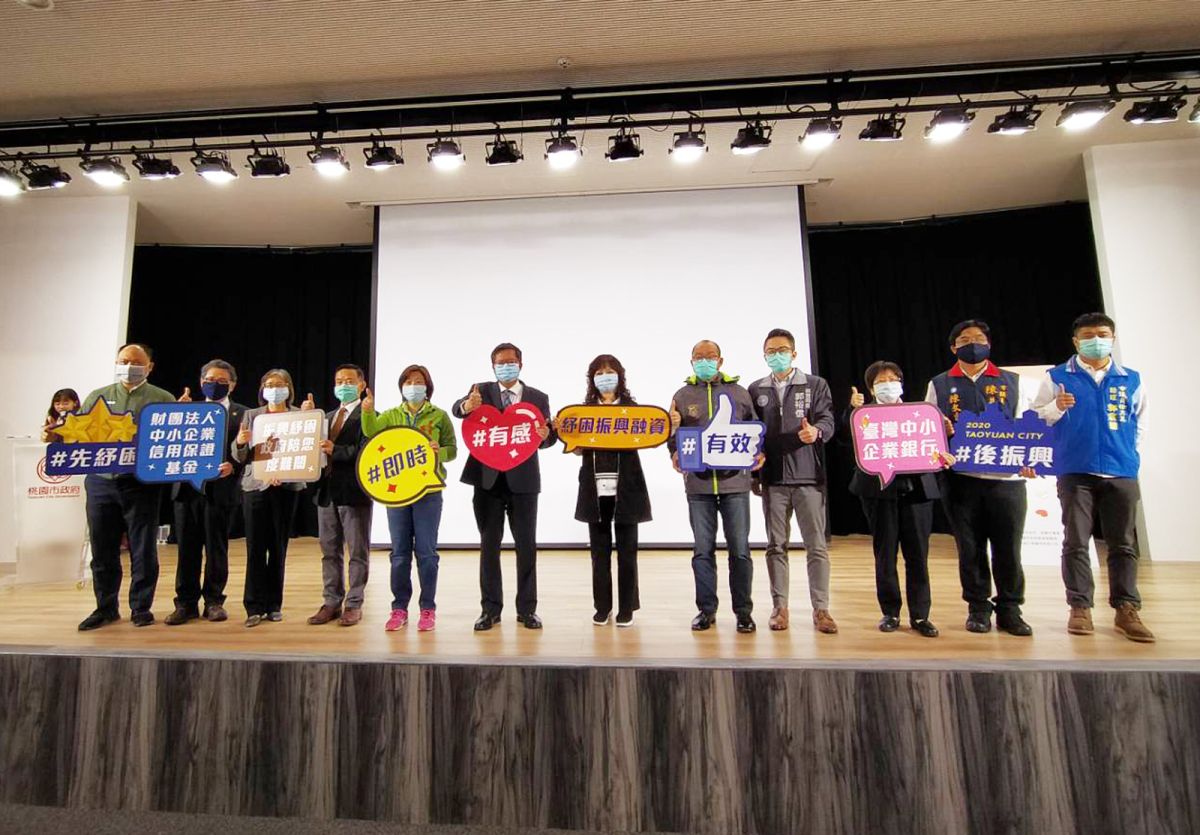 ▲鄭文燦認為中央的申請條件應該放寬，第一項是將投保薪資限制從原本的23800元放寬到3萬元，第二個是工作上限由80個小時放寬至120個小時，第三則是放刪除「6個月內要投保2個月」的限制。（圖／桃園市政府提供）