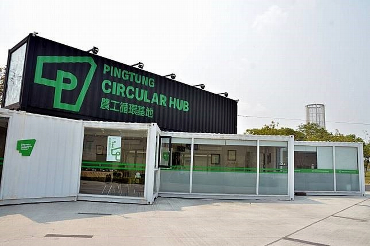 ▲屏東縣政府與工研院團隊攜手合作，農工循環基地導入生態材料高值化加工技術，將檸檬皮廢渣再利用，開發新式牛隻飼料添加劑，並成功試量產出牛奶一批。（圖／屏東縣政府提供 , 2020.04.22）