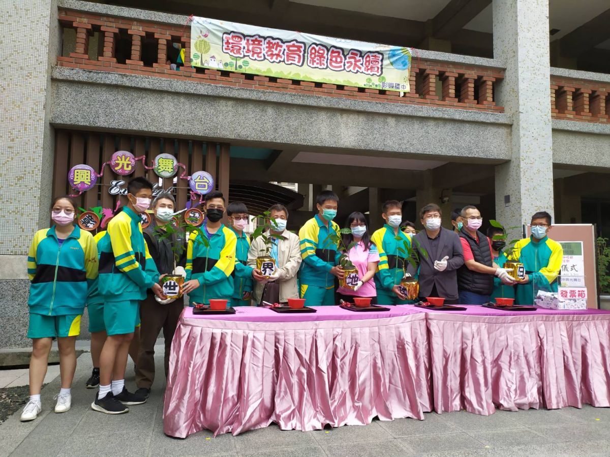 ▲彰興國中號召同學和家長們一起捐發票換小樹，50 棵咖啡小樹選在世界地球日種下，既種樹，也種情，在疫情中幫助弱勢，也愛地球。（圖／記者葉靜美攝，2020.04.22）