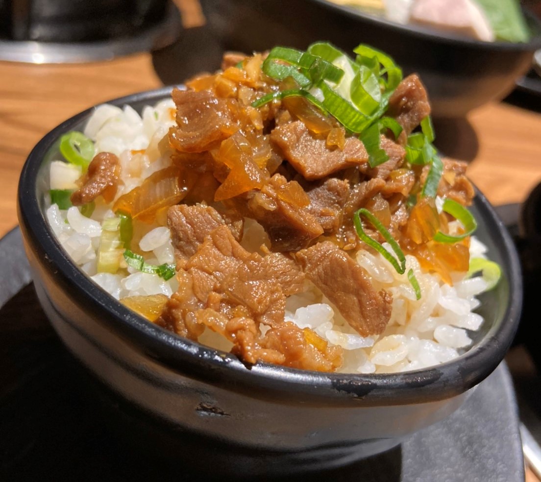 ▲出雲鍋物主打小火鍋外，熟食中，這碗加價購牛肉飯，意外成了出雲招牌。（圖／金武鳳攝，2020.4.22)