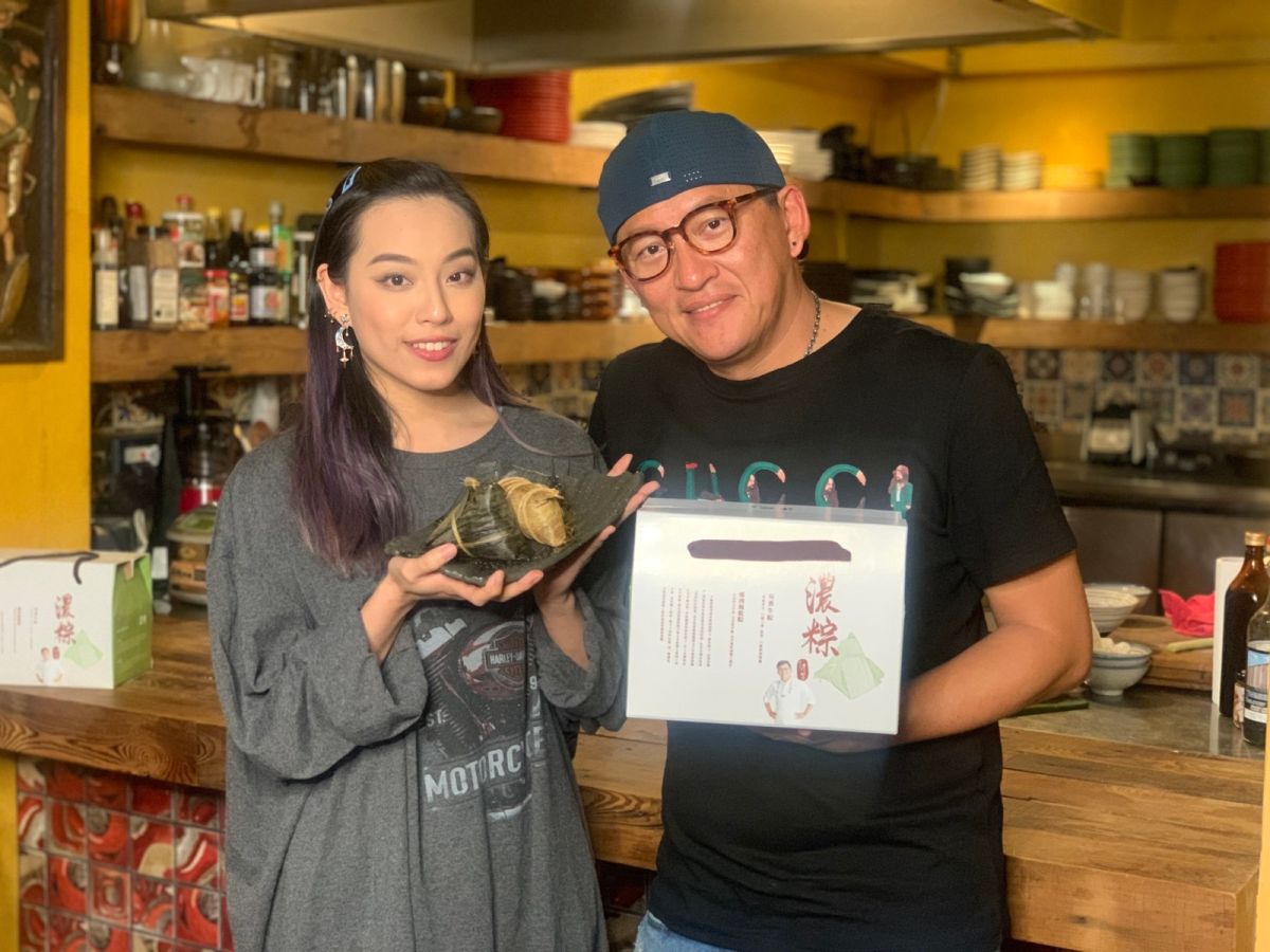 ▲詹姆士和女兒鄭羽涵一起試吃粽子。（圖／傑星提供）