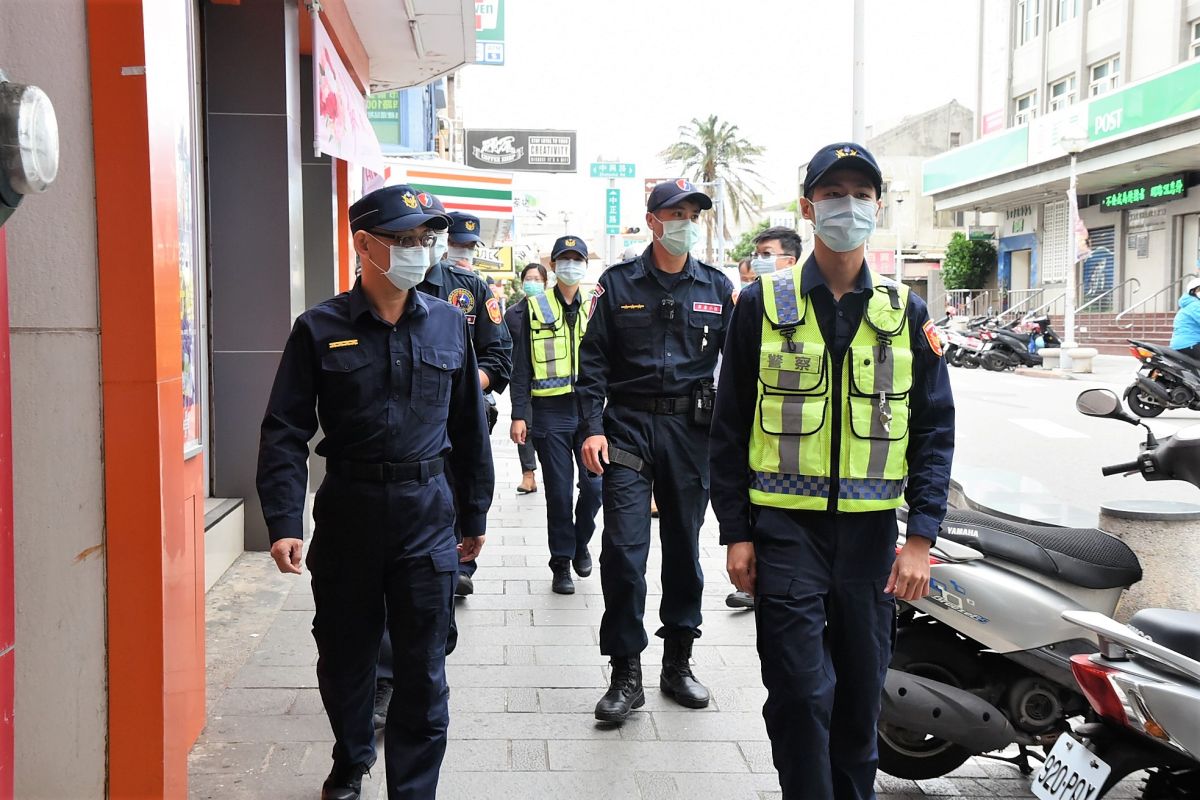 ▲澎湖員警在馬公市區宣導外出必須戴口罩之工作，並供記者一旁拍照，引發許多民眾批評縣府只會作秀的聲浪。（圖／澎湖縣政府提供）