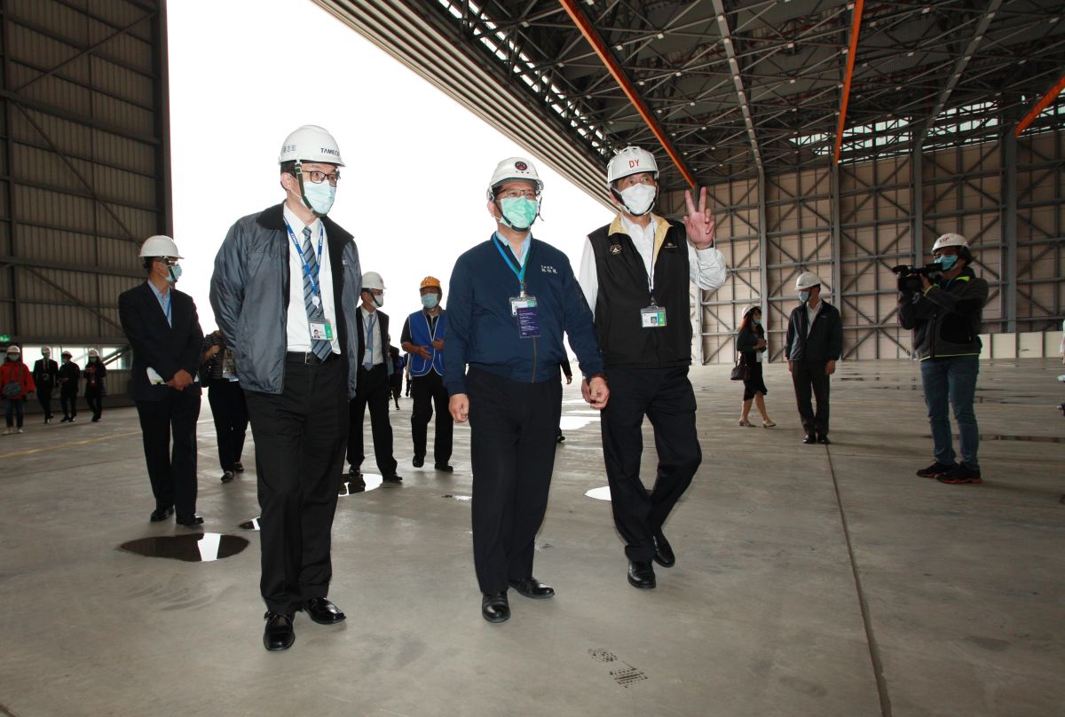 ▲林佳龍下午前往華航維修棚及華儲等單位，向同仁致意打氣，同時表示交通部已與銀行團協調，同意提供華航、長榮及星宇等航空公司融資貸款紓困。（圖／記者李春台攝, 2020.04.22）