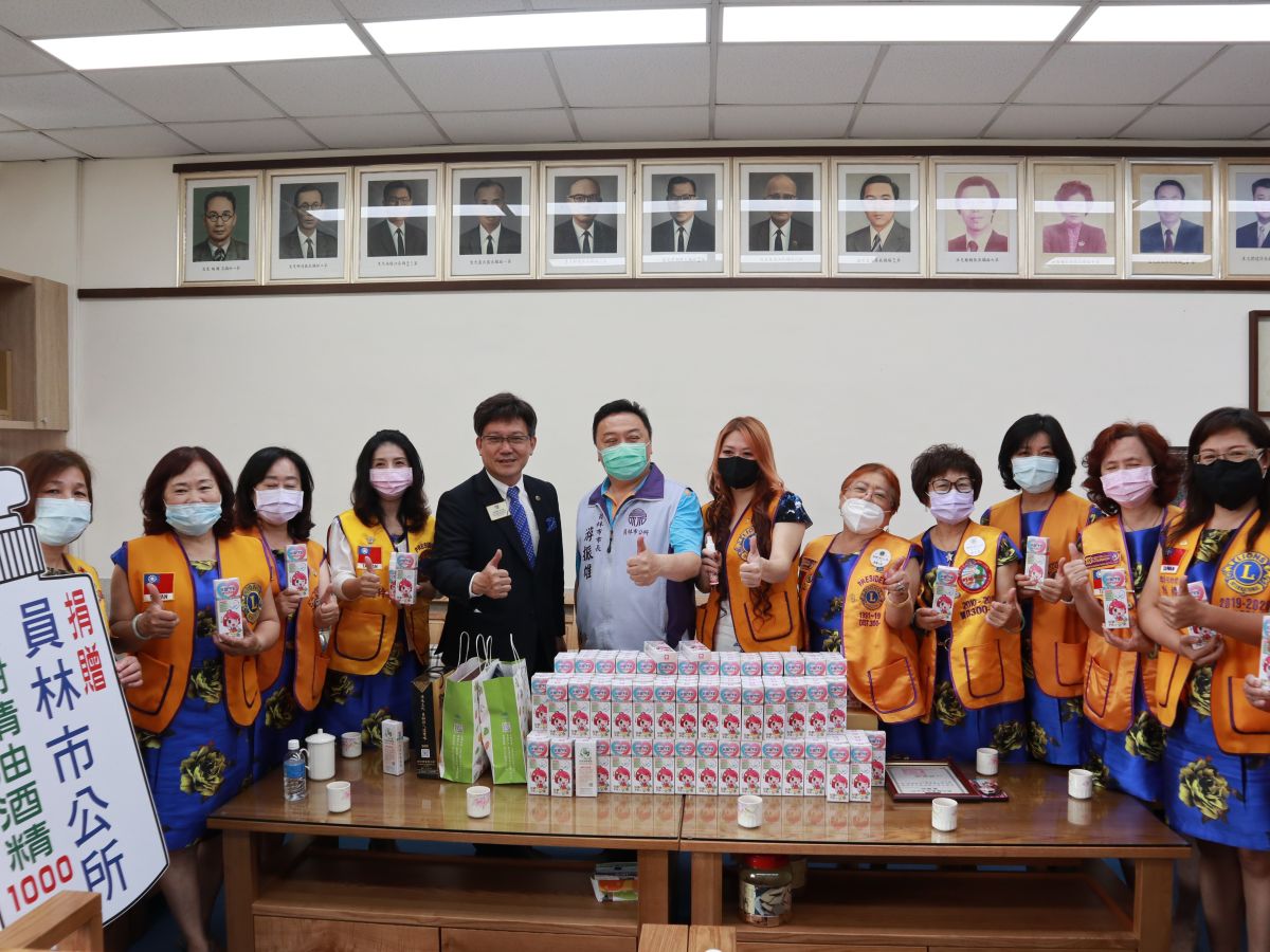 ▲新冠肺炎疫情延燒，消毒酒精成為搶手防疫物資，百果山國際獅子會慷慨解囊捐贈茶樹酒精給員林市公所。（圖／記者陳雅芳攝，2020.04.22）