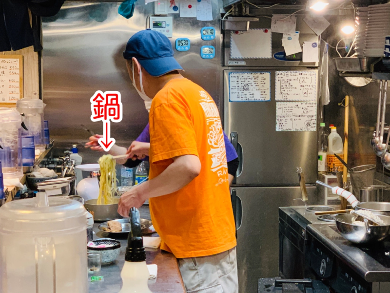 <br> ▲店家細心用酒精針對鍋柄的部分消毒。（圖／翻攝自《SoraNews24》）