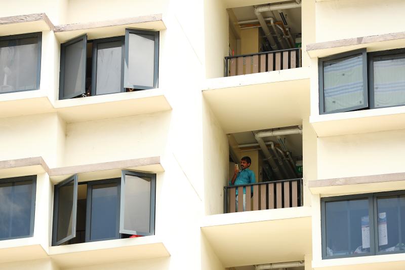 ▲移工宿舍是目前新加坡最主要的新冠肺炎群聚感染地，許多移工因此被隔離。圖為近日當地其中 1 棟移工宿舍。（圖／美聯社／達志影像）
