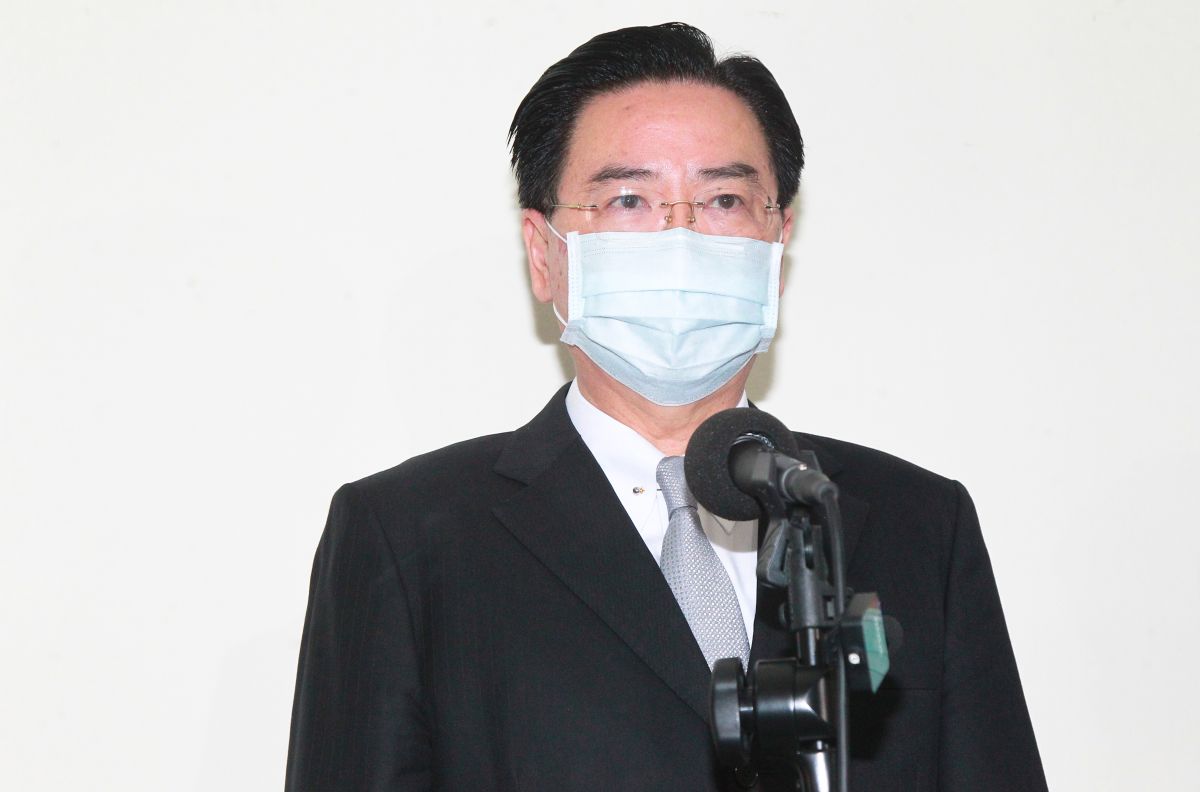 ▲外交部長吳釗燮23日前往立法院備詢前接受媒體採訪時，表態力挺國軍保衛家園。（圖／記者葉政勳攝, 2020.4.23）