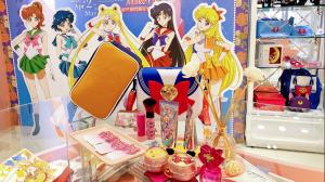 圖片 1 ▲ 「美少女戰士展售會」網羅香氛保養、3C周邊、時尚配件等超過700款的商品,並推出全台獨家的美少女戰士手機圖樣包膜服務。(圖/記者陳美嘉攝)