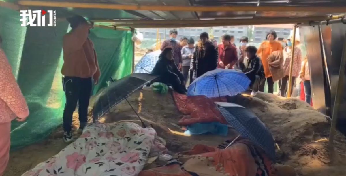 ▲大陸河南原陽縣 1 處工地，上週末驚傳 4 名孩童在玩耍時遭活埋的慘案。（圖／擷取自 Youtube 視頻）