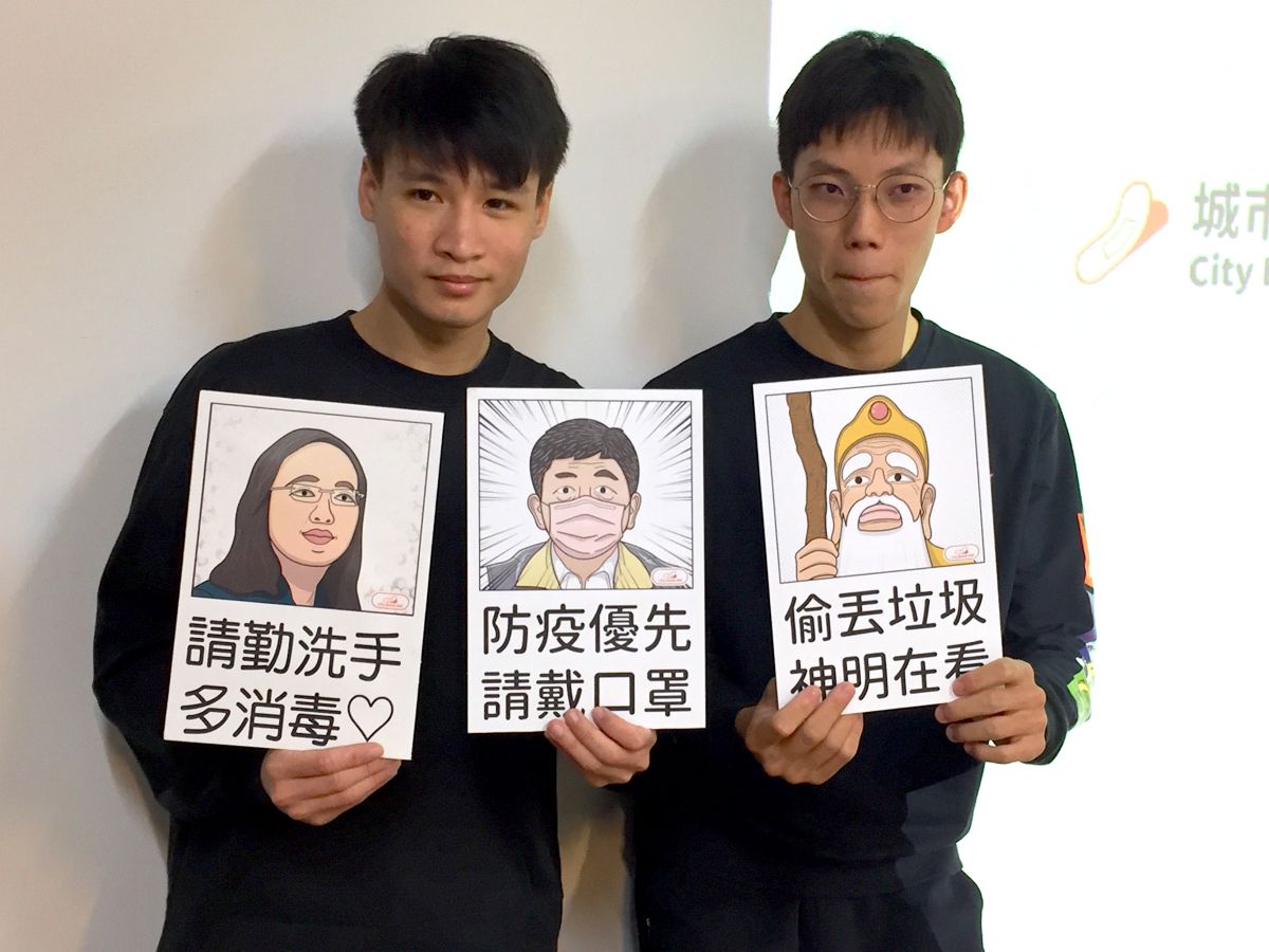 ▲ 設計系學生江弈辰（左）、張皓評（右）利用畢業製作，設計出「阿中在看你」立體海報和趣味透平隔板濾鏡，希望這些防疫小設計，都希望讓疫情緊繃已久的大家能會心一笑。（圖／記者黃仁杰攝,2020.04.23）