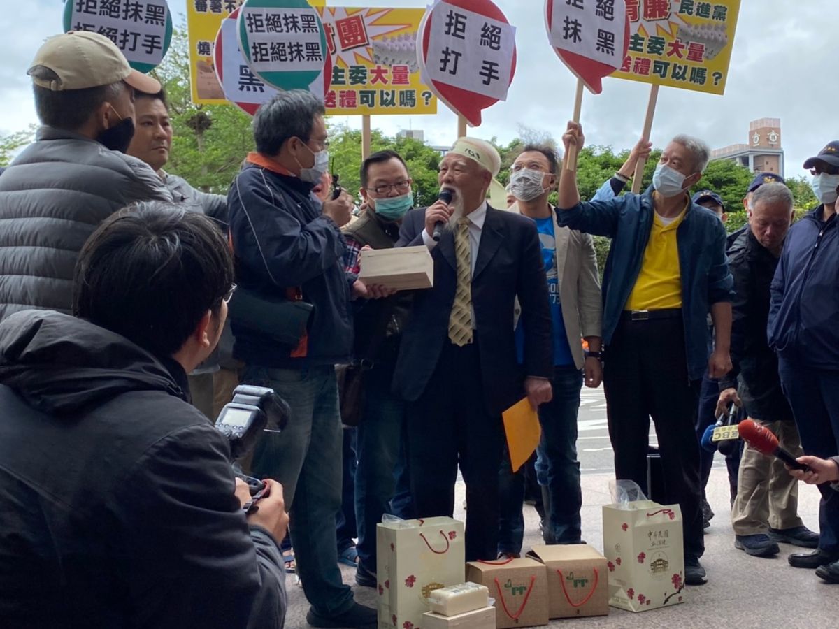 ▲民進黨台北市前黨部主委黃慶林（西裝白鬍鬚者），指控前立委薛凌送地瓜涉嫌賄選。（圖／NOWnews資料照）