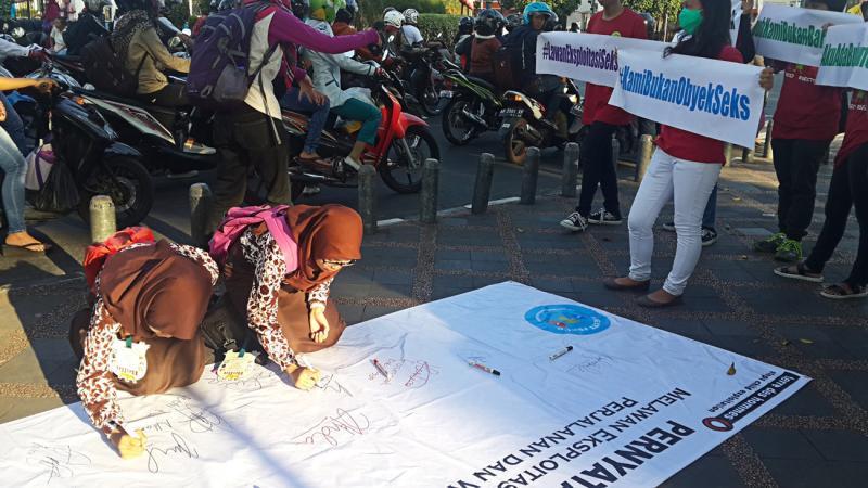 印尼婦女權益組織於4/21發起連署，號召民眾一同聲援維護當事女性的權益，期待能影響二審判決減輕刑期。（圖／雅加達郵報）