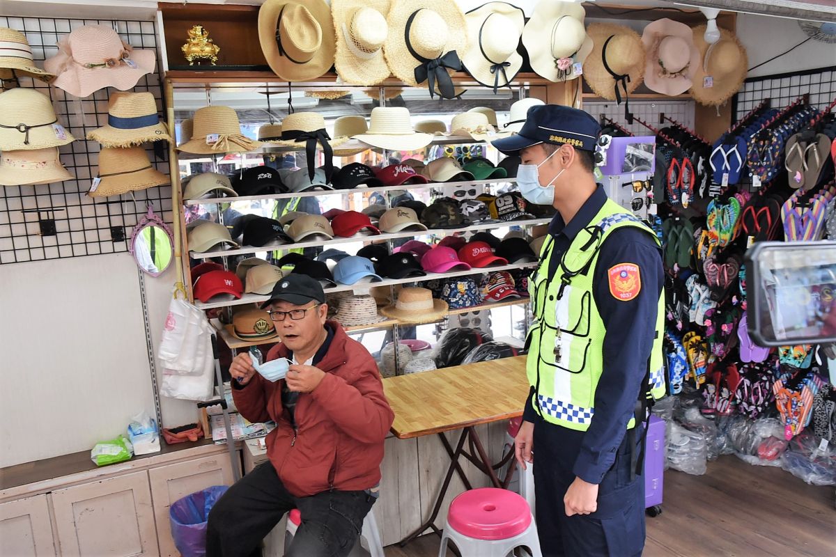 ▲澎湖縣長賴峰偉從善如流修正戶外戴口罩的強制命令，讓從事工務、農務、採捕（養殖）水產或在空曠處活動，不受戶外戴口罩限制。（圖／澎湖縣政府提供）