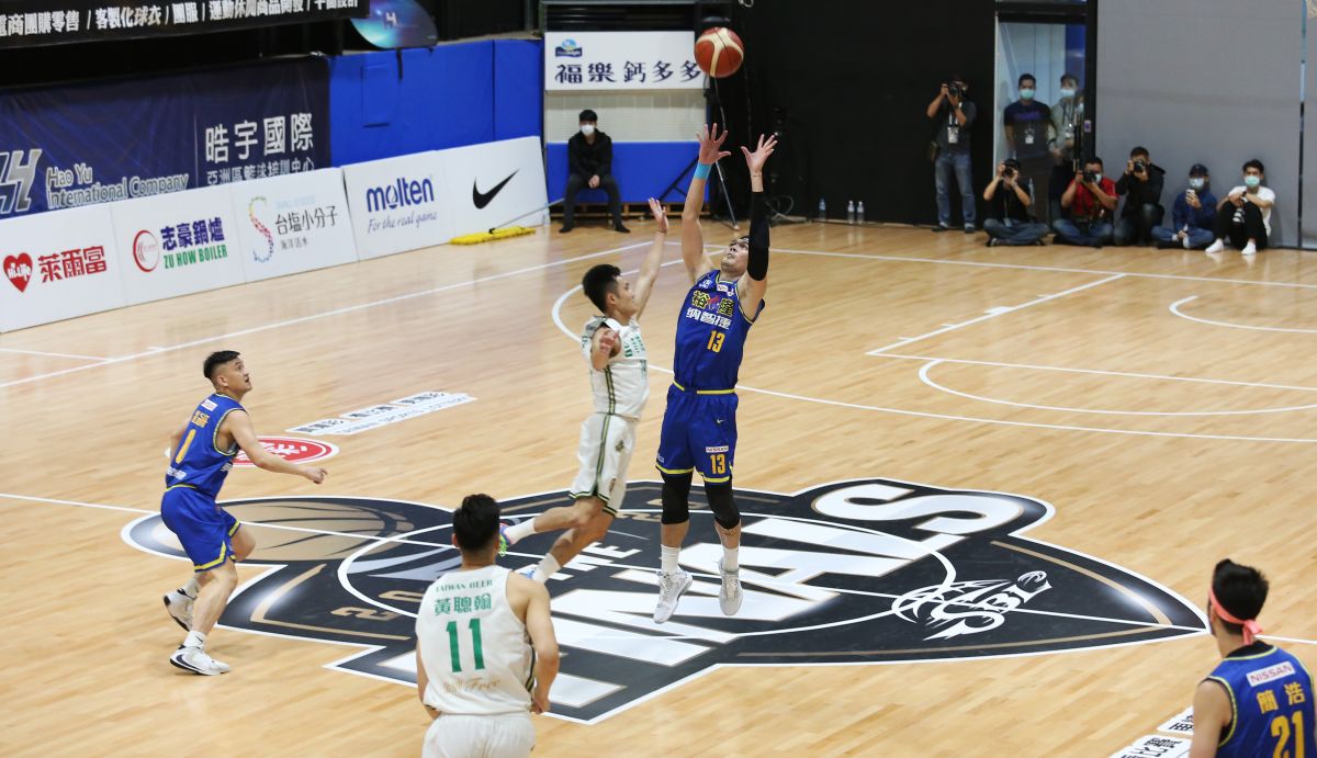 ▲第17季SBL總冠軍賽第一戰，台啤蔣淯安(左）裕隆呂政儒(右）。（圖／中華籃協提供）
