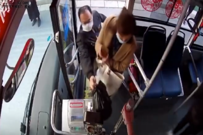 ▲河南鄭州一輛公車 19 日突有一名乘客上車贈司機百片口罩。（圖／翻攝微博）