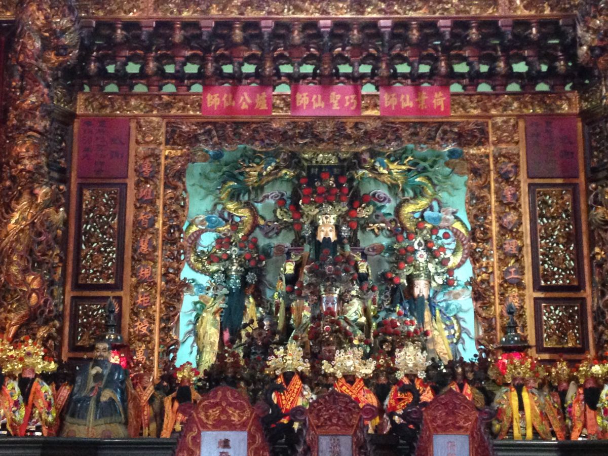 由左至右為爐公仙師、巧聖仙師、荷葉仙師。（圖／記者連宜方攝）