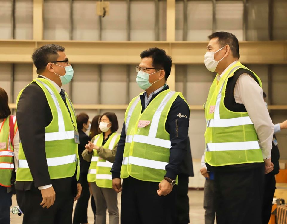 ▲交通部將擴大航空業的紓困預算，加碼至127.58億。（圖／林佳龍臉書提供）