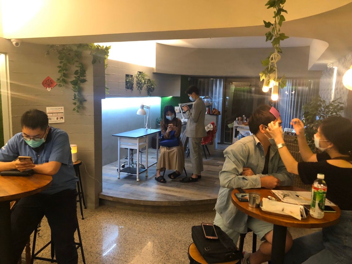 ▲新冠肺炎在高雄肆虐，美容業者人人自危，一家業者主動店休到月底，避開疫情潛伏期。（圖／業者提供）