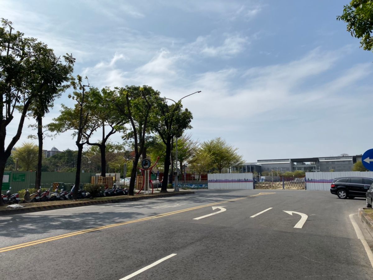 ▲高市府預計6月打通原本被鐵軌分隔的左營新莊一路與勝利路（圖／信義房屋提供）