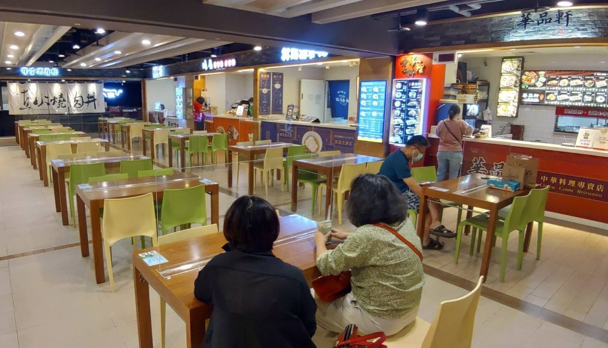 ▲因應母親節大檔期，台中廣三SOGO百貨除祭出大獎吸客，美食街防疫也加嚴加密，桌子全部加裝隔板防疫。（圖／廣三SOGO提供