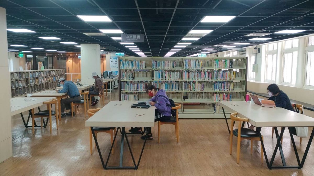 圖書館實施梅花座，以保持社交安全距離。〔圖／嘉市府提供2020.04.23〕