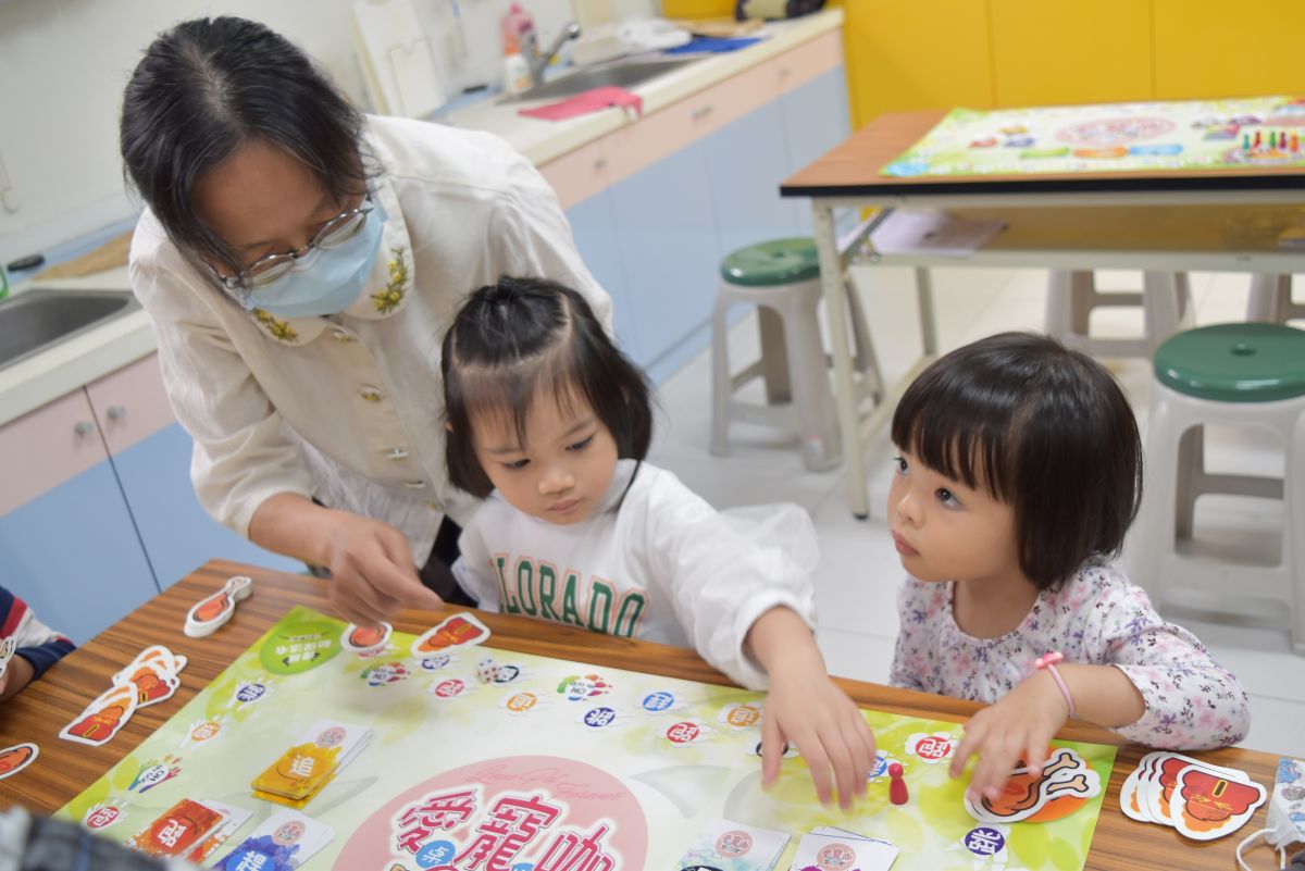 ▲新冠肺炎疫情衝擊，讓生死議題更顯重要，幼兒透過演示、桌遊、活潑互動式教學，讓生命教育從小紮根。（圖/嘉義家職提供，2020.04.23）