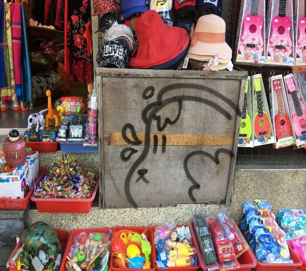 ▲鹿港小鎮許多建物牆面遭塗鴨，每幅圖案相似，就連老街都沒倖免。（圖／記者陳雅芳翻攝，2020.04.23）