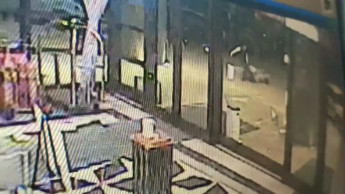 ▲以色列女子與小黃司機拉扯倒地，單腳還被司機拉著。（圖／蘆竹分局提供）