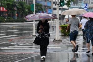 下雨 ▲根據氣象局指出, 今(1)日冷氣團逼近,北部、東北部濕冷。(示意圖/NOWnews資料照)