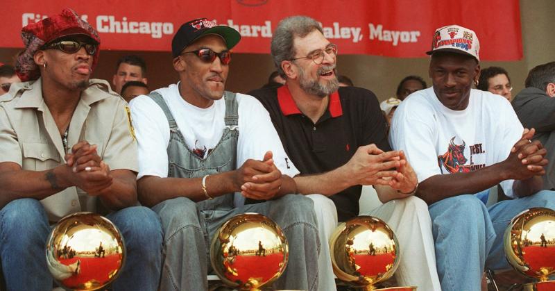 公牛隊從左至右Dennis Rodman, Scottie Pippen, 總教練 Phil Jackson, 與 Michael Jordan一起迎接總冠軍獎盃。（圖／美聯社／達志影像）