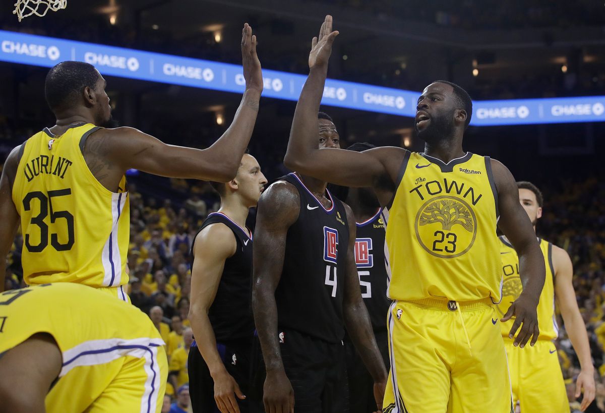 Kevin Durant和Draymond Green在場上擊掌。（圖／美聯社／達志影像）