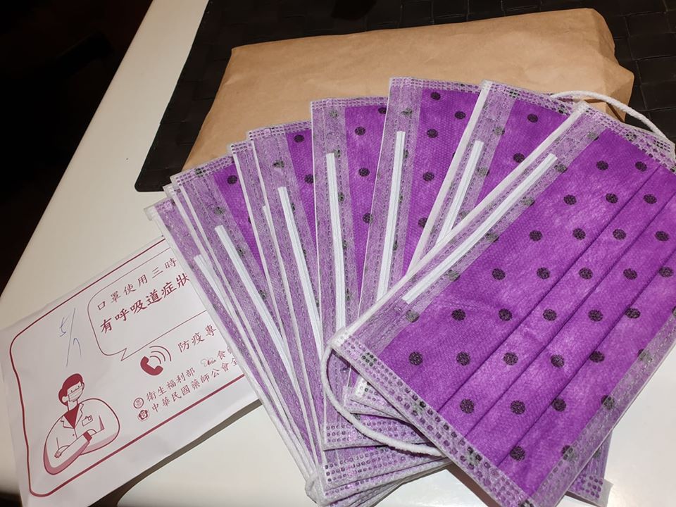 ▲有網友在臉書提問，選擇哪邊的口罩領取通路「驚喜度」較高？貼文立刻掀起網友熱議，全場答案竟超一致。（示意圖／翻攝自臉書社團《爆廢公社公開版》）