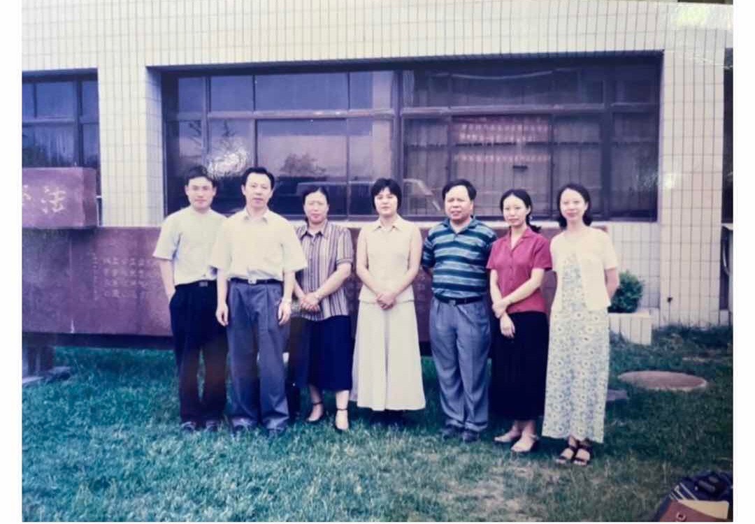 陳玉珍在北京大學的師生合影，中間者為陳玉珍。 (圖/陳玉珍辦公室提供)