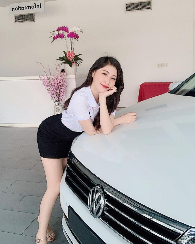 <br> ▲越南女汽車業務，面容姣好、身材火辣。（圖／翻攝自批踢踢）