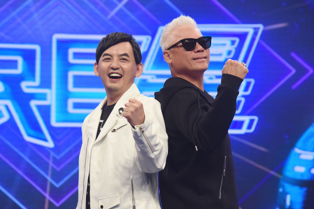 ▲黃子佼（左）擔任選秀節目《平民巨星》主持人，巫啟賢擔任評審團之一。（圖／記者陳明安攝）