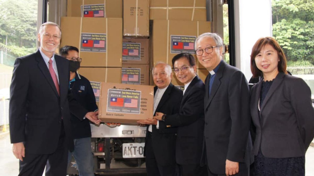 ▲美國在台協會處長酈英傑感謝台灣慷慨捐贈防疫物資，大讚台灣是美國真正的朋友。（圖／翻攝自美國在台協會臉書）