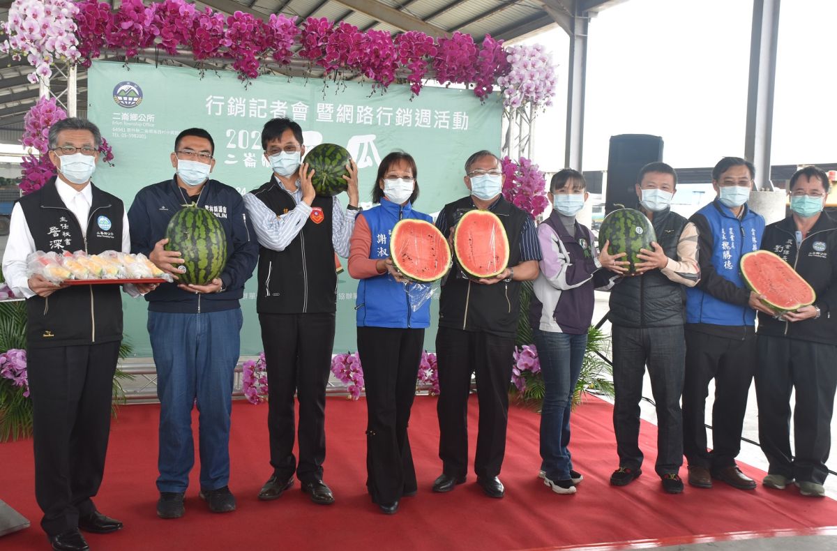 ▲謝副縣長及鍾鄉長與各界來賓一起行銷二崙西瓜。（圖／記者郭輝攝，2020.04.24）