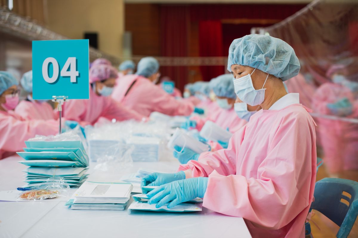 ▲新竹市府召集270位志工組成「口罩新竹隊」，在消毒過的安全環境內、每週三、五共有36條生產線協助包裝23萬片口罩。（圖/記者金祐妤攝,109.4.24）