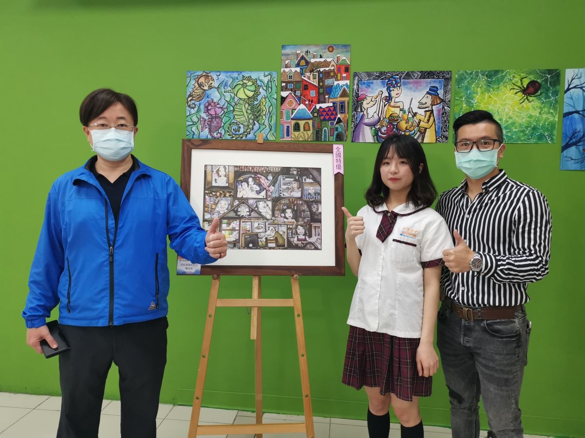 ▲新竹市光復高中廣設科二年級學生陳依依(中)參加全國高中職學生美術比賽，榮獲漫畫類全國特優。（圖/記者金祐妤攝,109.4.24）