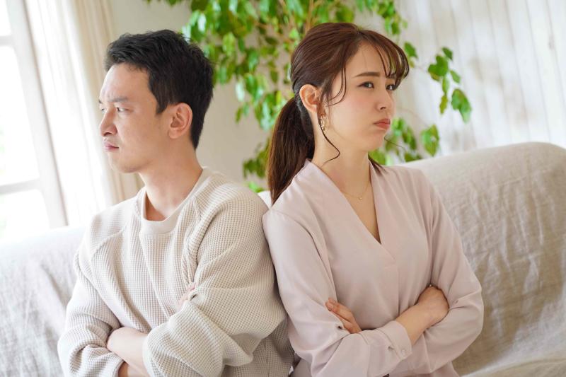 日本現在因新冠肺炎全家大小必須待在狹小的家裏隔離，讓許多夫妻關係面臨威脅。（Shutterstock)
