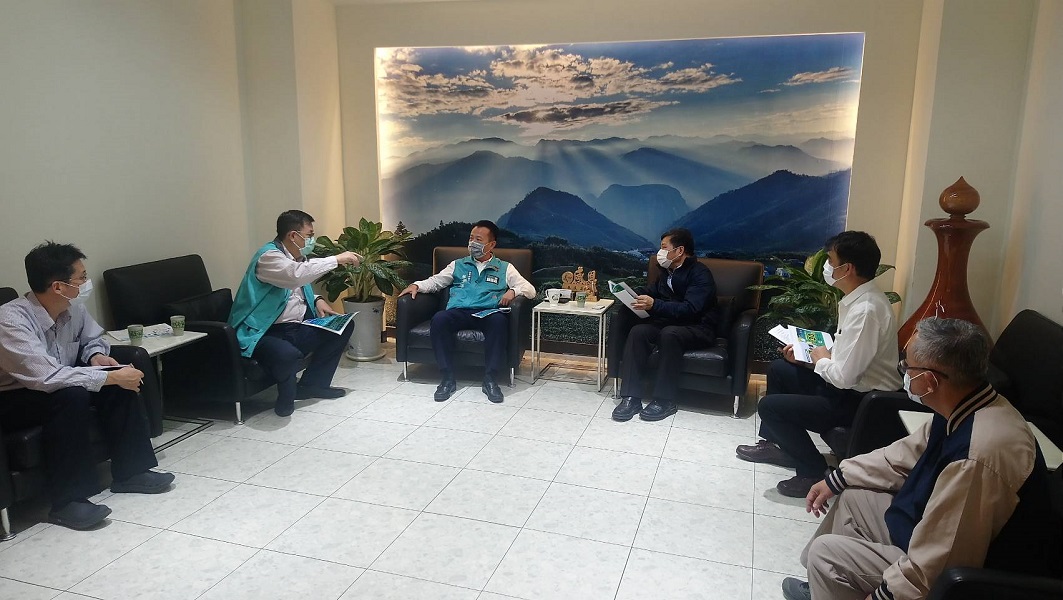 ▲台電嘉義區處為配合政府企業疏困方案，由謝義隆處長與2位副處長一起拜訪嘉義縣長翁章梁，提新冠肺炎影響營運困難企業電費減免與延繳措施。（圖／台電嘉義區處提供,）