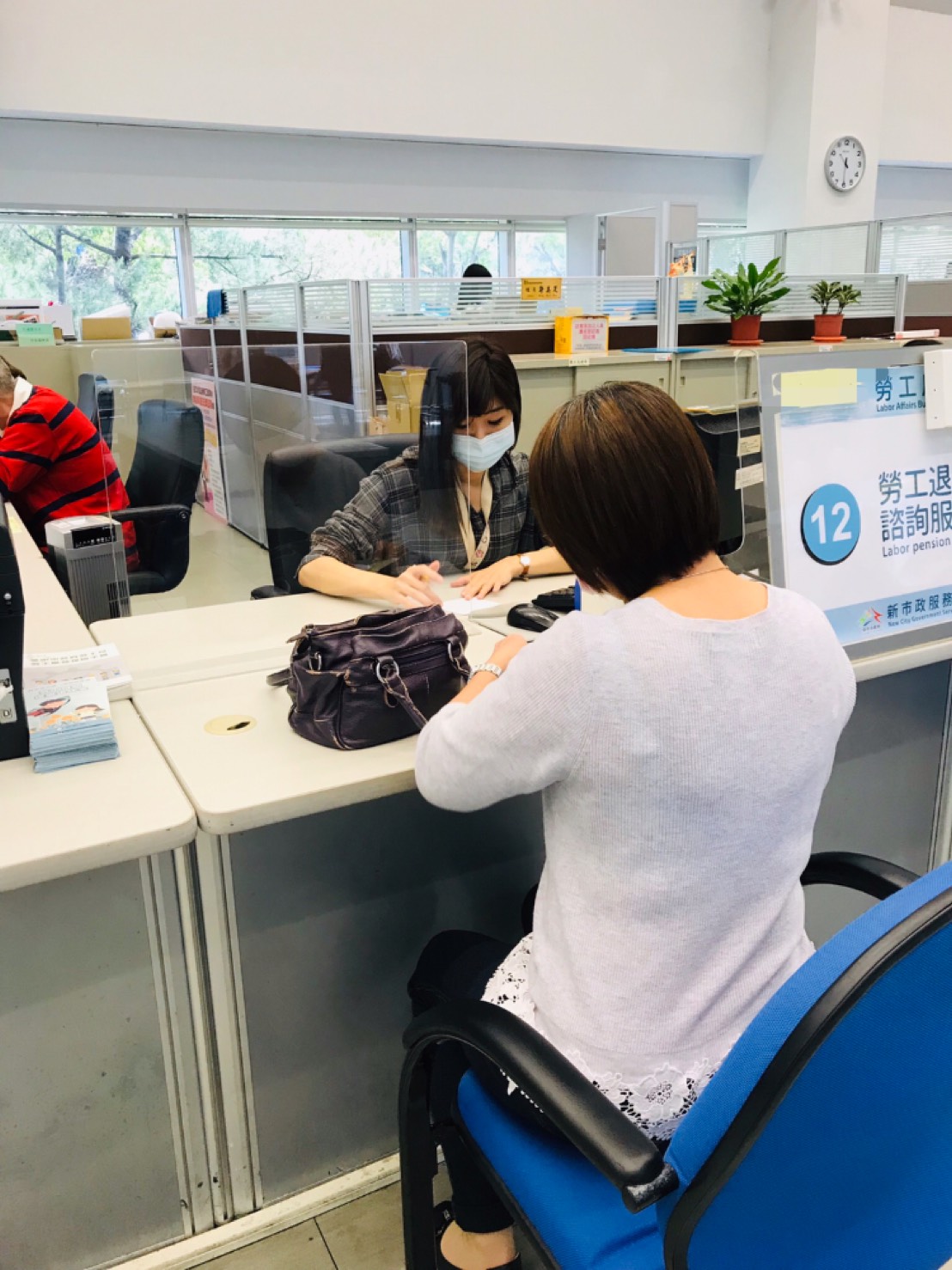 ▲行政院主計總處今（31）日公布2020第2季經濟成長率概估統計為-0.73％，呈現負成長主因為因受新冠肺炎疫情影響，來台觀光客人數驟減間接影響旅行收入。（圖／勞工局提供）