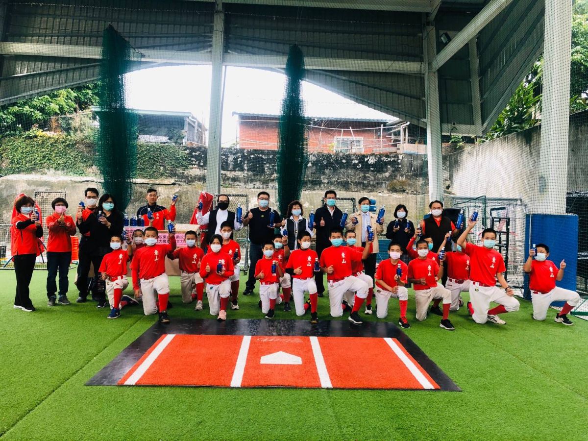 ▲員林市東山少棒隊將參加四場全國賽事，金色大地派員送了西班牙神藍天然礦泉水給東山少棒隊，預祝小球員們續創佳績。（圖／記者陳雅芳攝，2020.04.24）