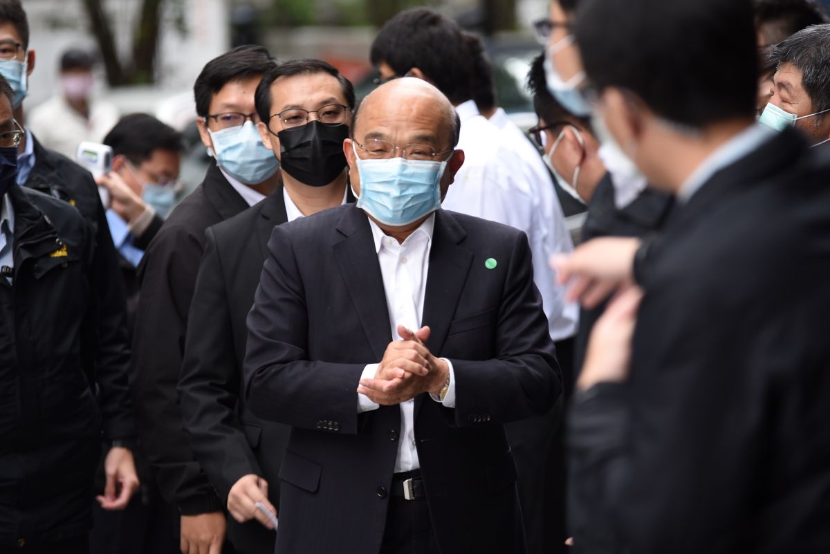 行政院長蘇貞昌25日上午視察台北市防疫旅館，他表示目前疫情穩定，但六都市長想做封城兵推的心情，他也可以理解。 (圖/記者陳明安攝)