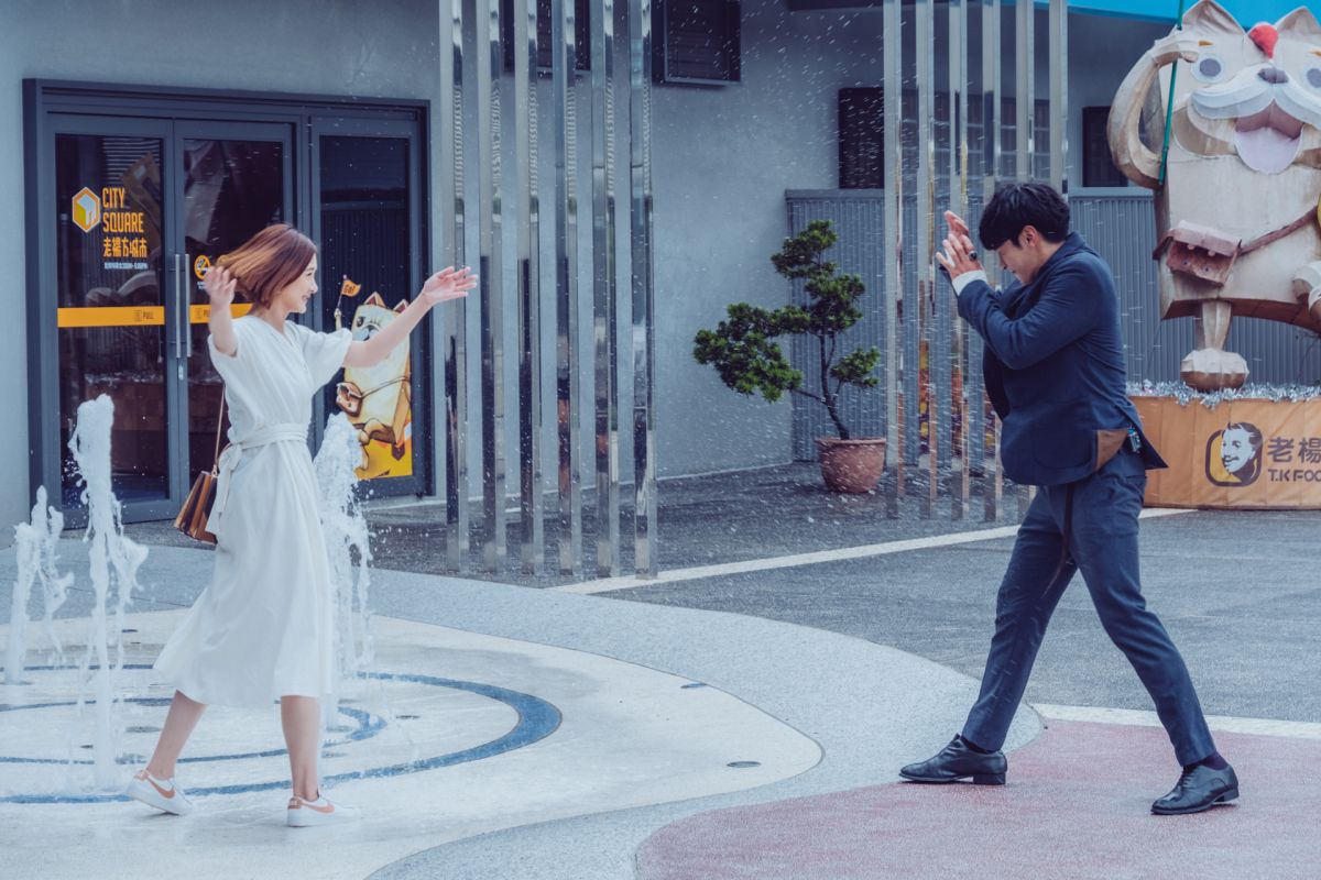 ▲安心亞向宋柏緯（右）潑水。（圖 / TVBS提供）