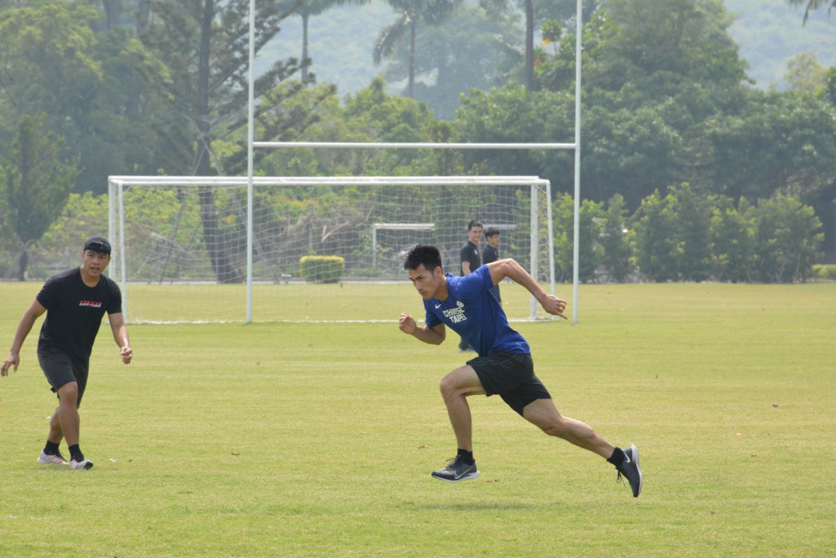 ▲國訓中心舉行足壘球聯誼賽，田徑「台灣最速男」楊俊瀚跑壘超認真。（圖／國訓中心提供）
