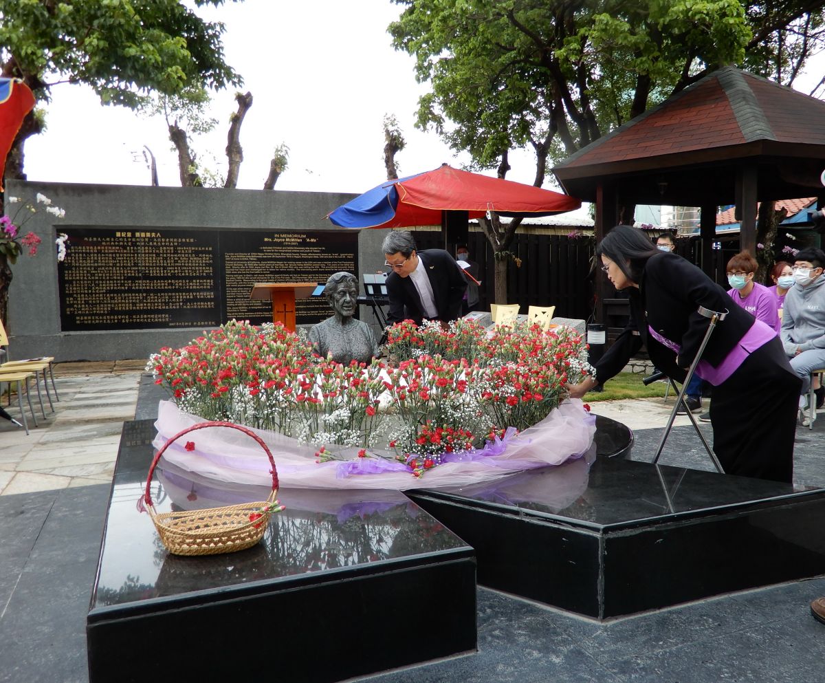 ▲喜樂保育院在瑪喜樂紀念花園內舉辦追思會，感念瑪喜樂阿嬤為身障者及弱勢家庭全心奉獻的精神。（圖／記者陳雅芳攝，2020.04.25）