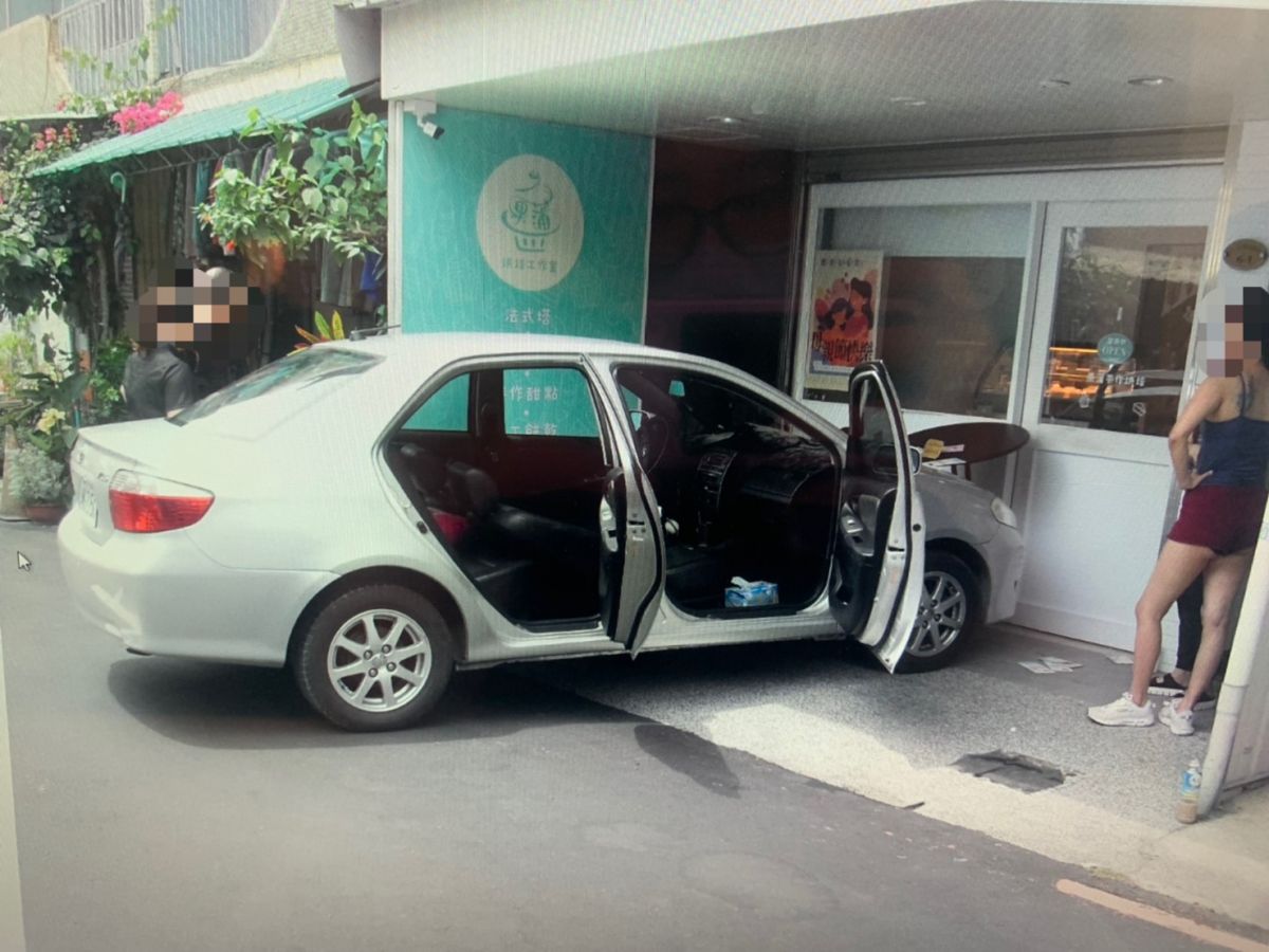 ▲25日中午，一輛轎車失控撞進公園路769巷內一處店面騎樓，駕駛送醫不治。（圖／記者陳聖璋翻攝）