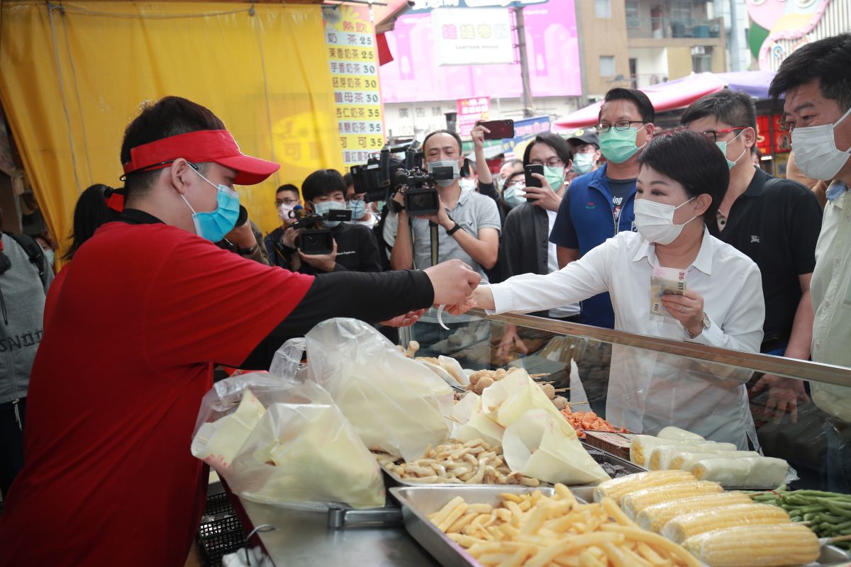 ▲市長盧秀燕前往一中商圈視察，運用「商圈消費券」購買各式小吃飲料，以實質行動支持店家。(圖／柳榮俊翻攝2020.4.25)